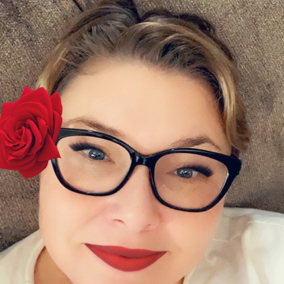 Meet your Posher, Naomi - Picture 1 of 2